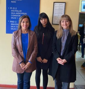 Ángela Orellana junto a su profesora tutora Claudia Rojo. colegio Camilo Henríquez